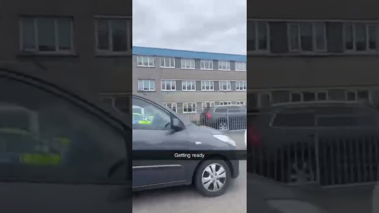 Loads of armed police officers at barry police station in South Wales 🏴󠁧󠁢󠁷󠁬󠁳󠁿