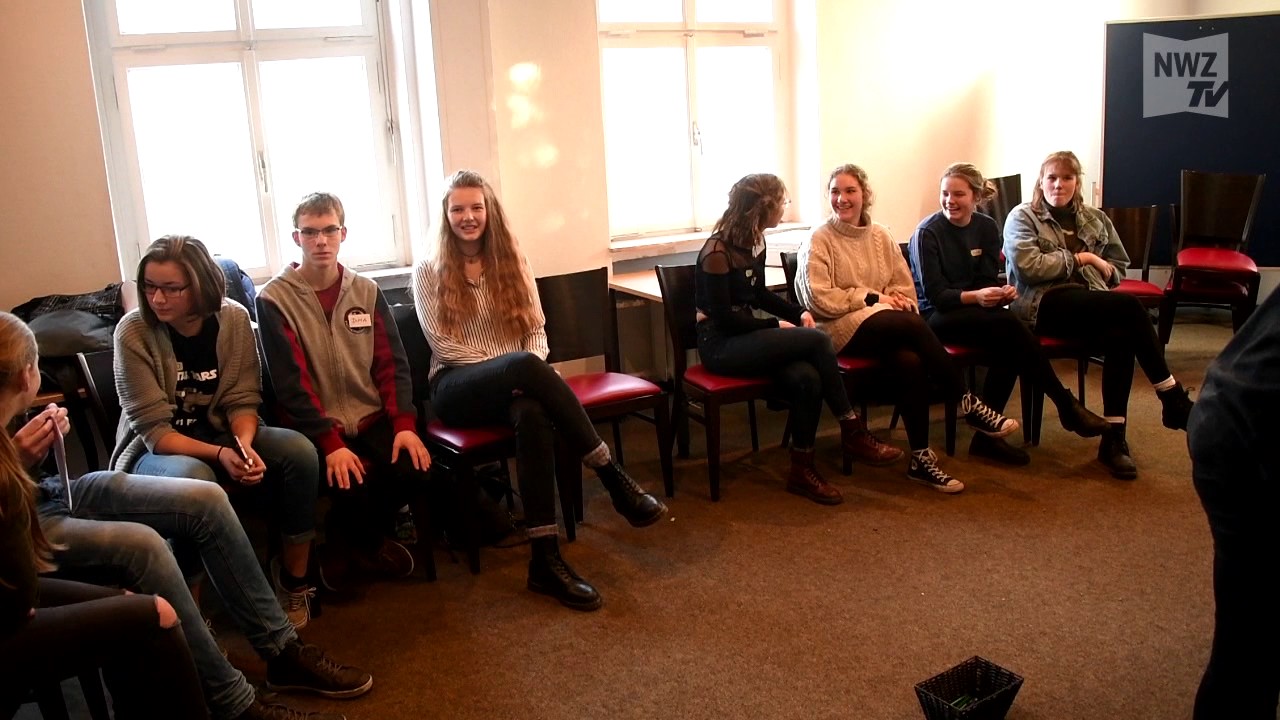 Schüler führen durch Anne Frank Ausstellung