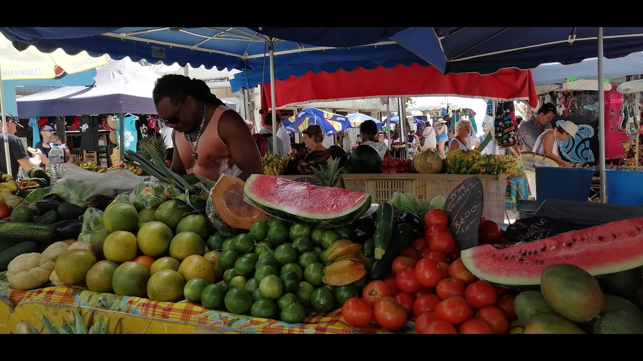 Vendeur de fruits et légumes à Sainte-Anne en Guadeloupe