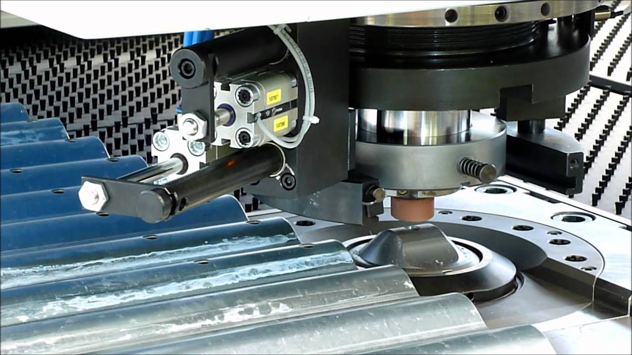 Boschert Stanzenmaschine Compact: Stanzen von Wellenblech