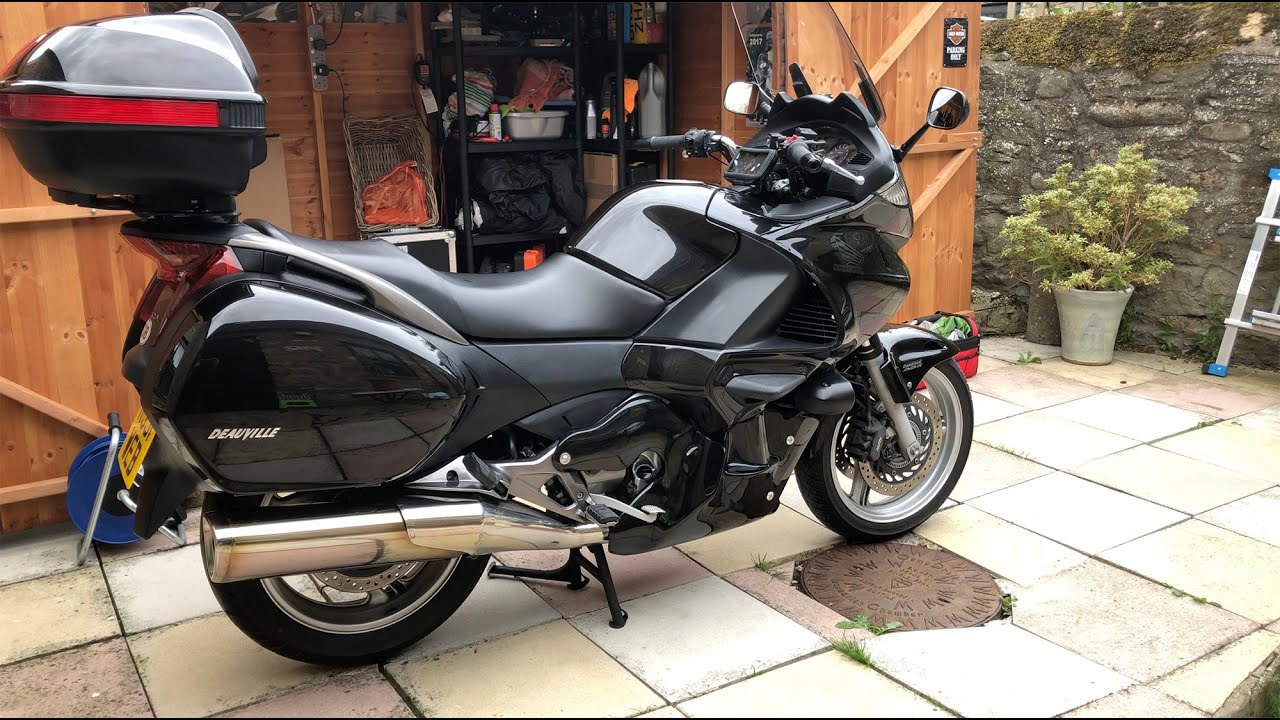Fitting a lower fairing on a Honda Deauville NT700.