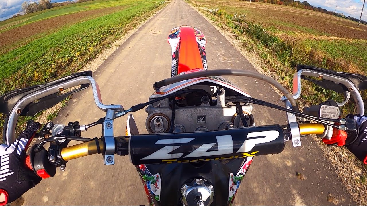 Krótki przelot po wsi na CRF-X 450