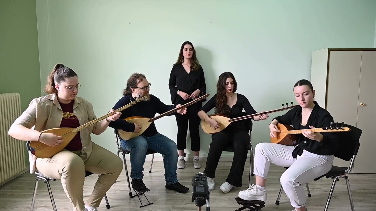 Της τριανταφυλλιάς τα φύλλα