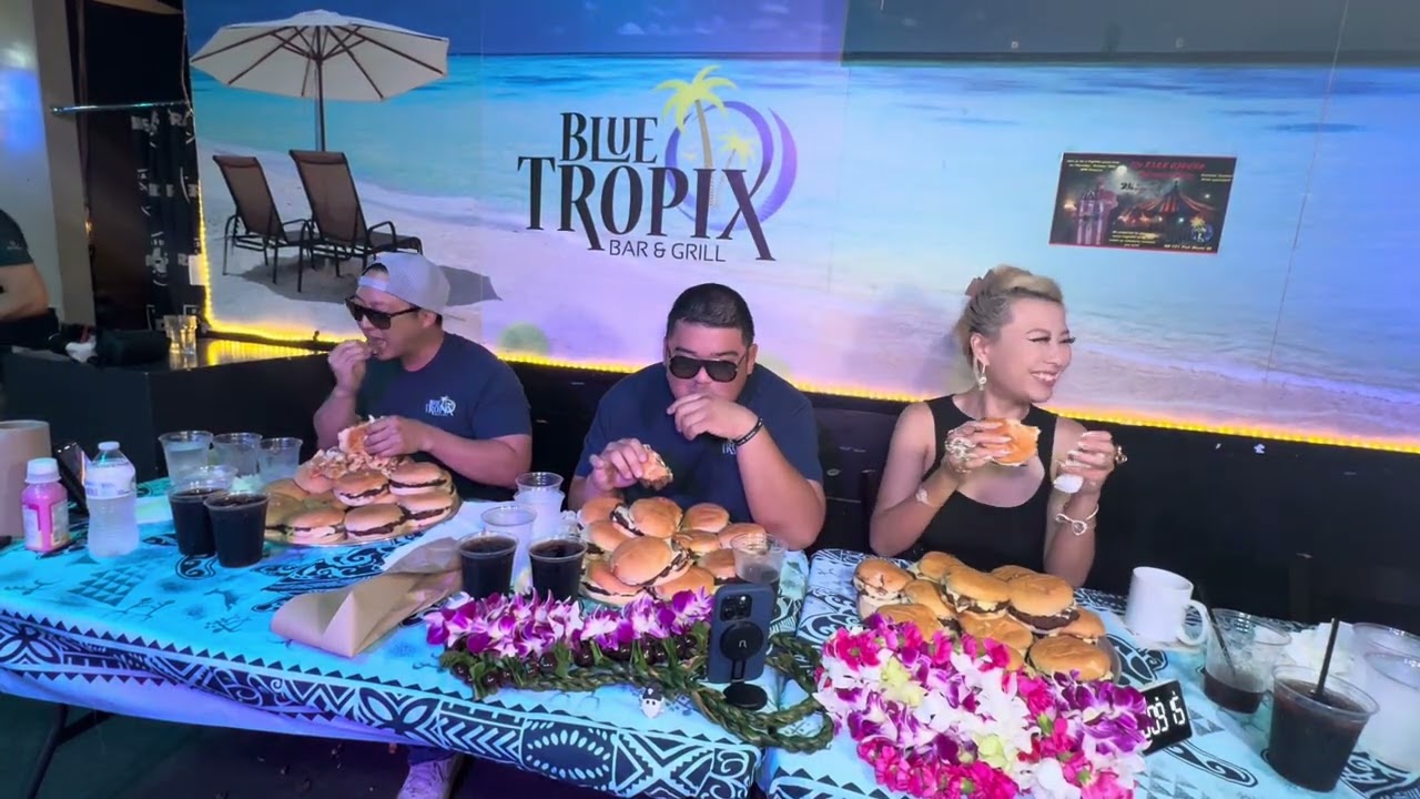 Конкурс по поеданию бургеров с призом в 300 долларов в ресторане Blue Tropix в Гонолулу, Гавайи