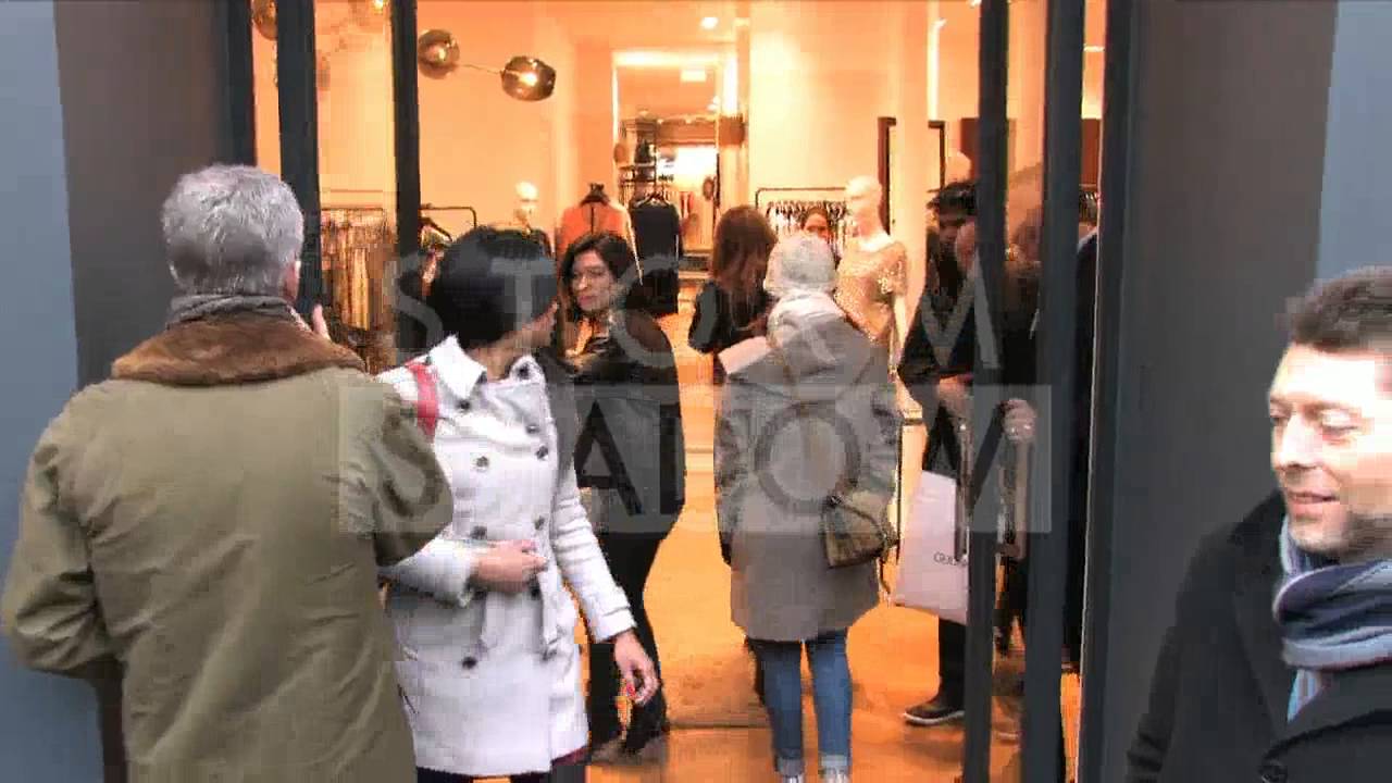 Jessica Alba shopping at Gerard Darel in Paris