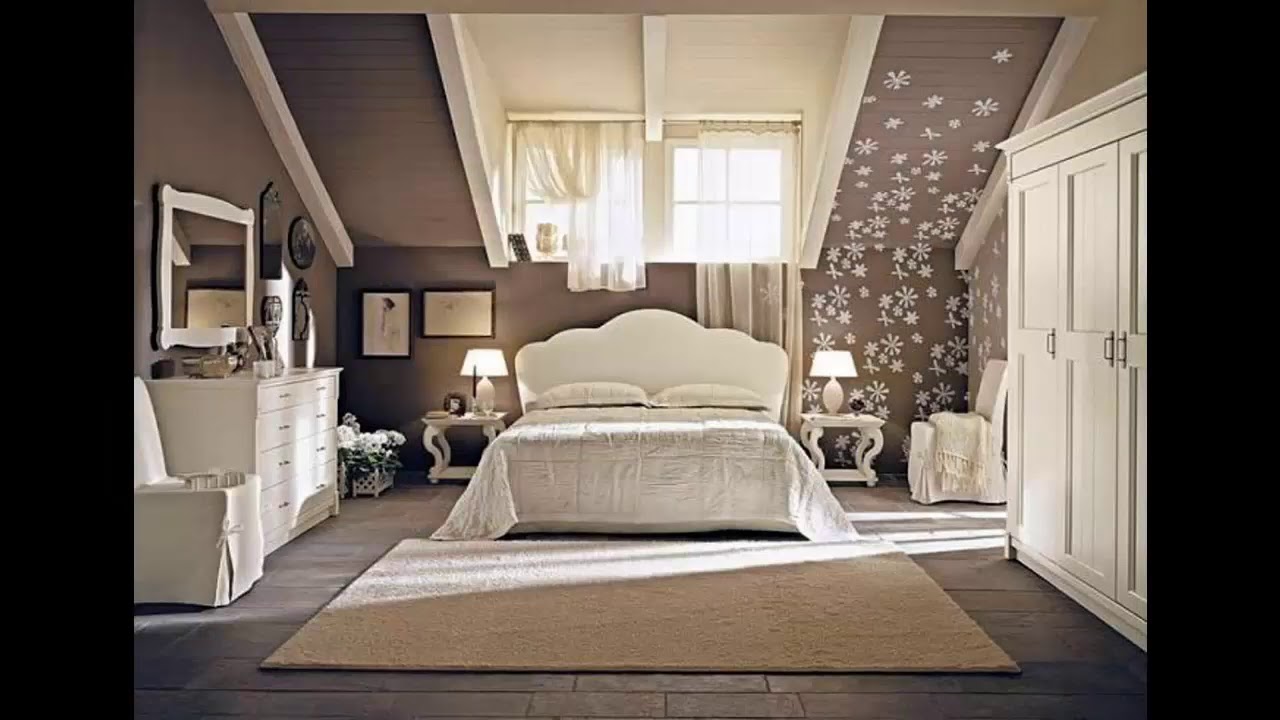 Decoraciones simples del dormitorio del &aacute;tico