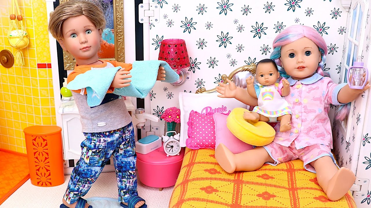 Play Dolls Family Bedtime Adventure!