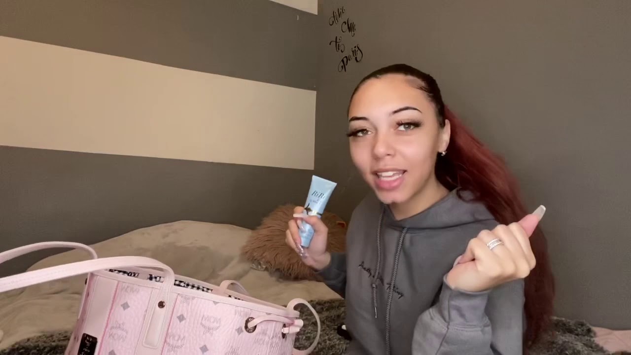 WHAT&rsquo;S IN MY BAG 2020!!