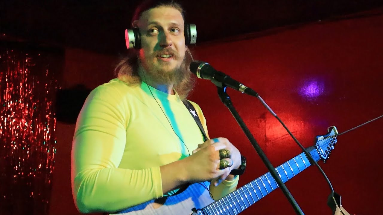 Nashville Crowd Knows This Song (Amish Whip)