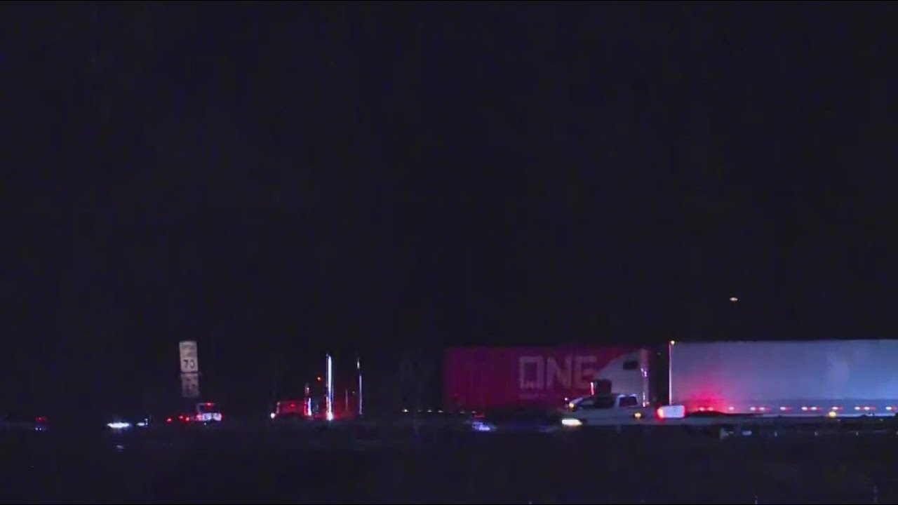 Northbound I-5 blocked in Ridgefield after early morning crash