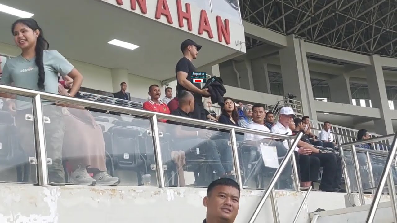 Jokowi Dibikin Ngakak Kaesang Mode Suporter Ultras Persia Baju Hitam2 Psywar Pemain Borneo Ketakutan