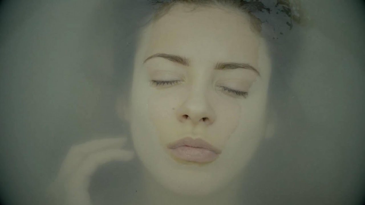 Maja Kapłon i Dandysi - Plaża nad Wisłą (Official Video)