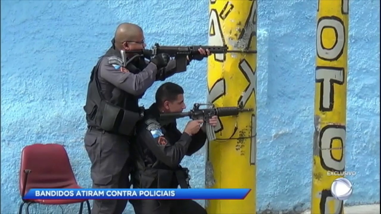 Pol&iacute;cia e traficantes trocam tiros no Rio de Janeiro