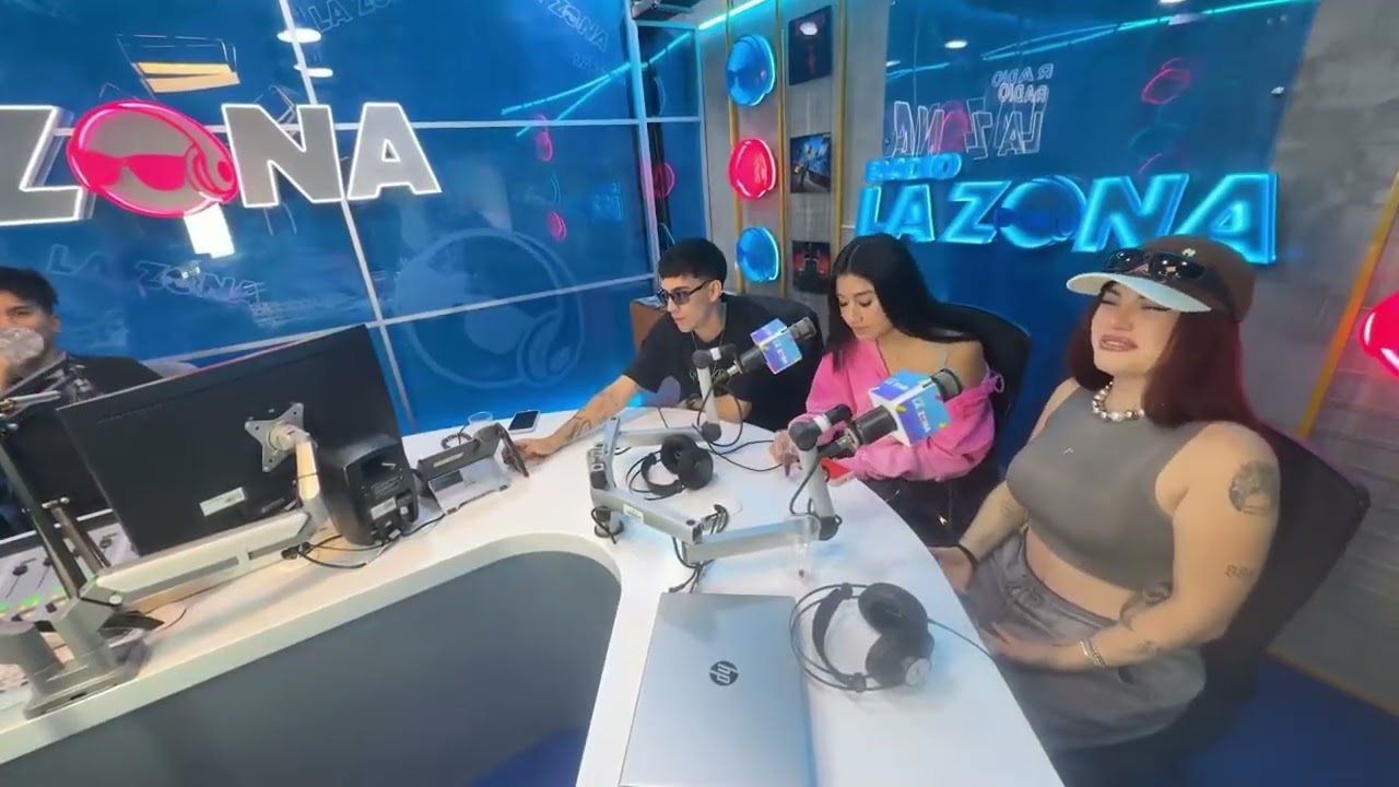 YENDO A LA RADIO