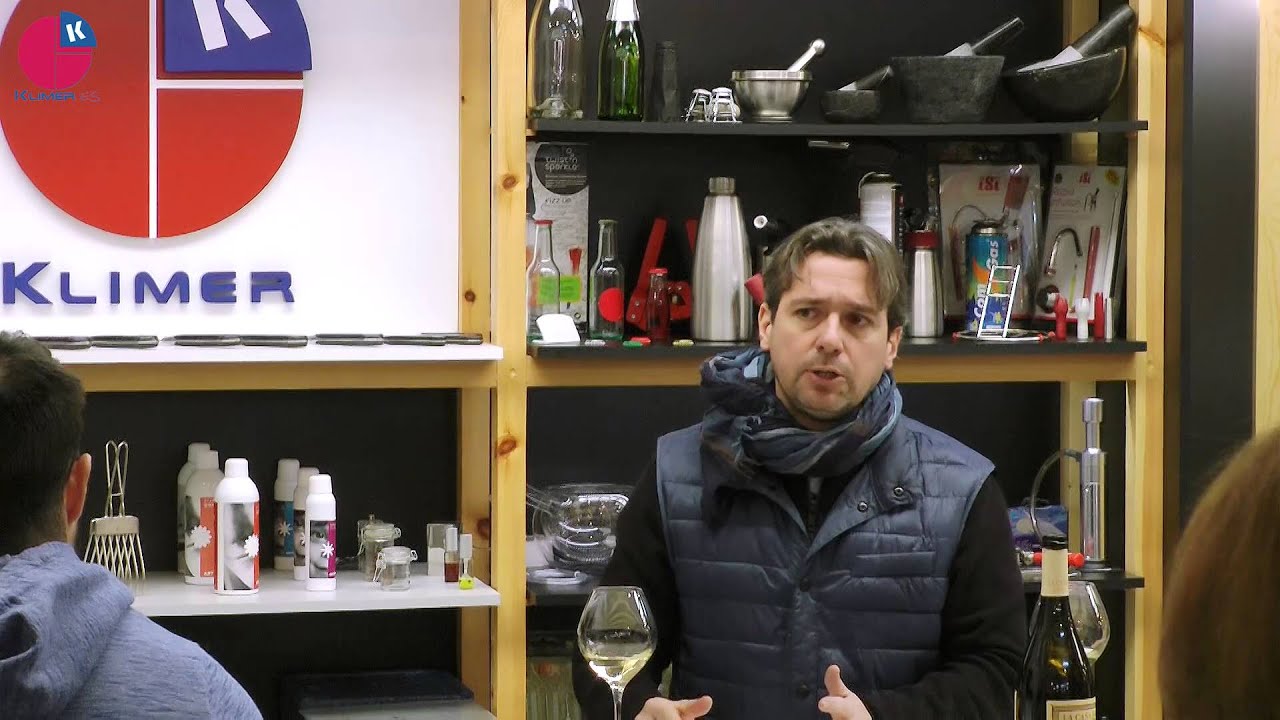 Curso Sommelier 18-01-2016 en Klimer. Alex Patull&eacute; explica las fases de la cata.