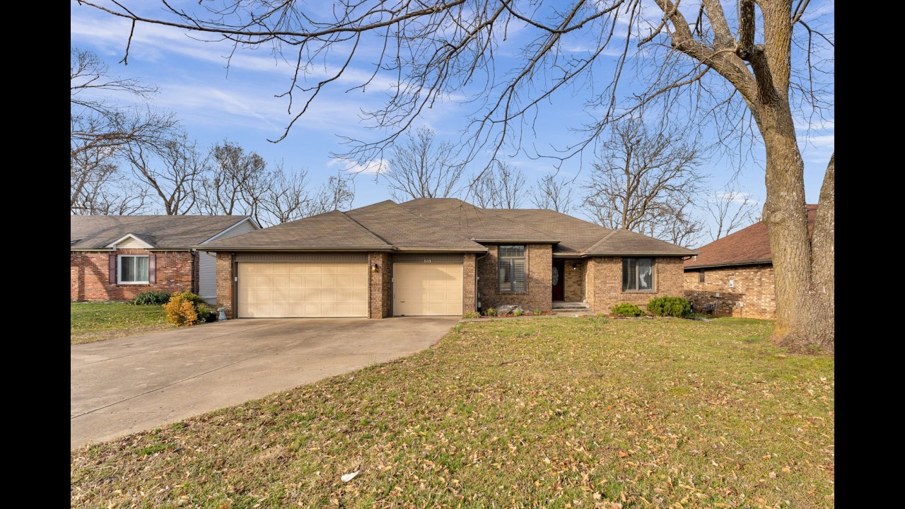 All-Brick Home for Sale in Springfield MO with 3-Car Garage | 3115 W Edgewood St