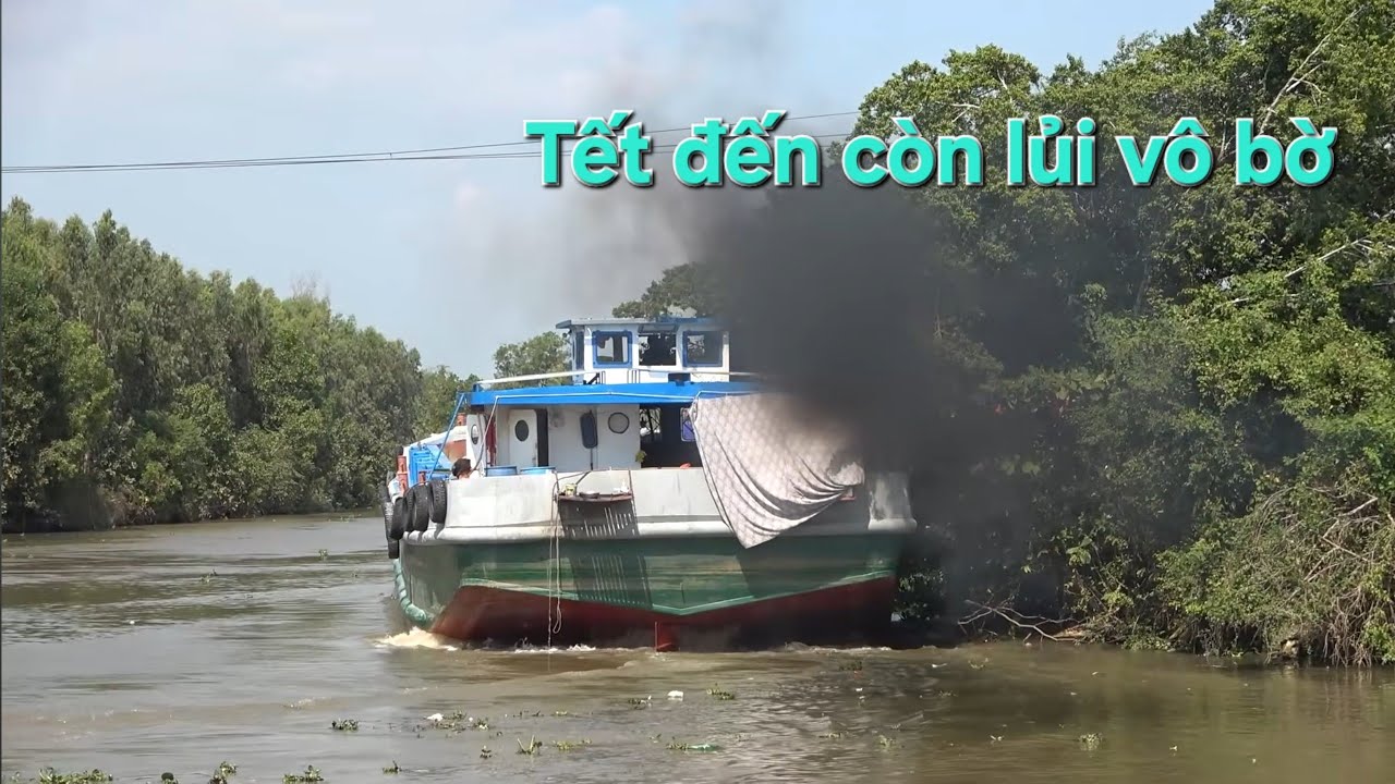 Sà lan lủi vô bờ chỉ vì đánh cua gấp