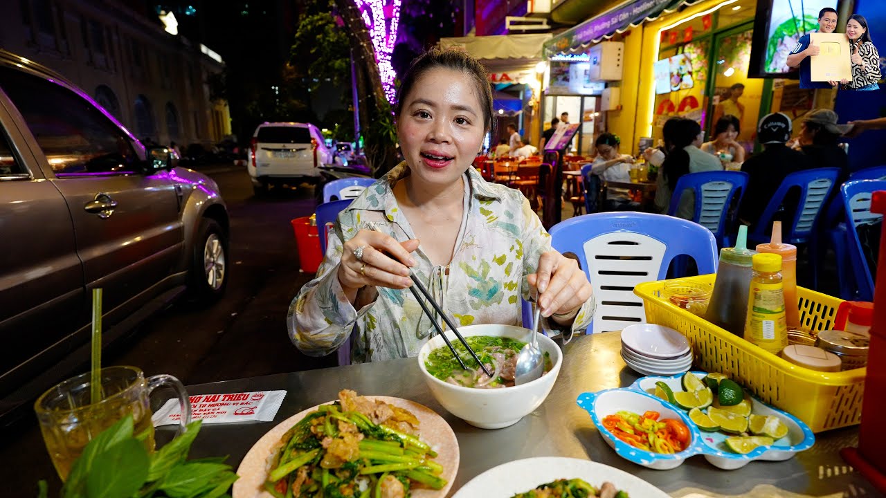 Ăn Bánh tráng nướng 2 chị em và Phở Hải Triều xem Đội tuyển U23 Việt Nam ở Phố đi Bộ Nguyễn Huệ