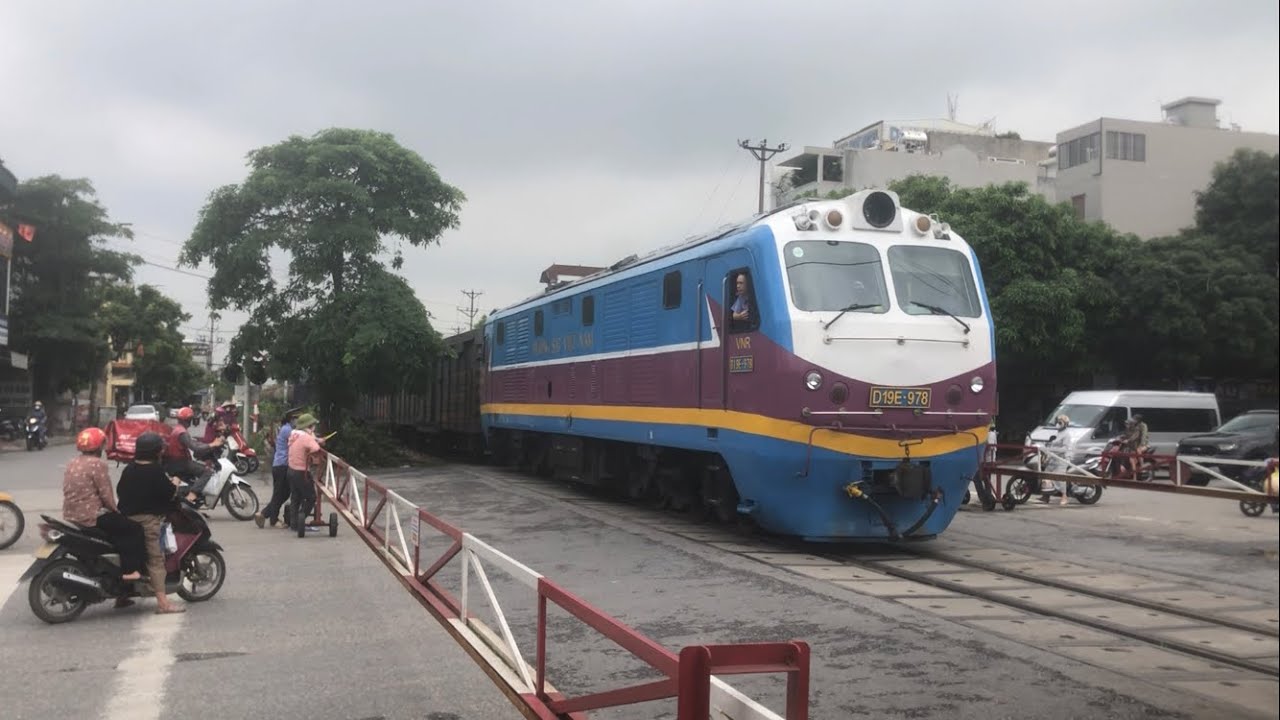D19E-978 kéo tàu A2105 qua chắn Thanh Niên (10h21 - 29/5/2025)