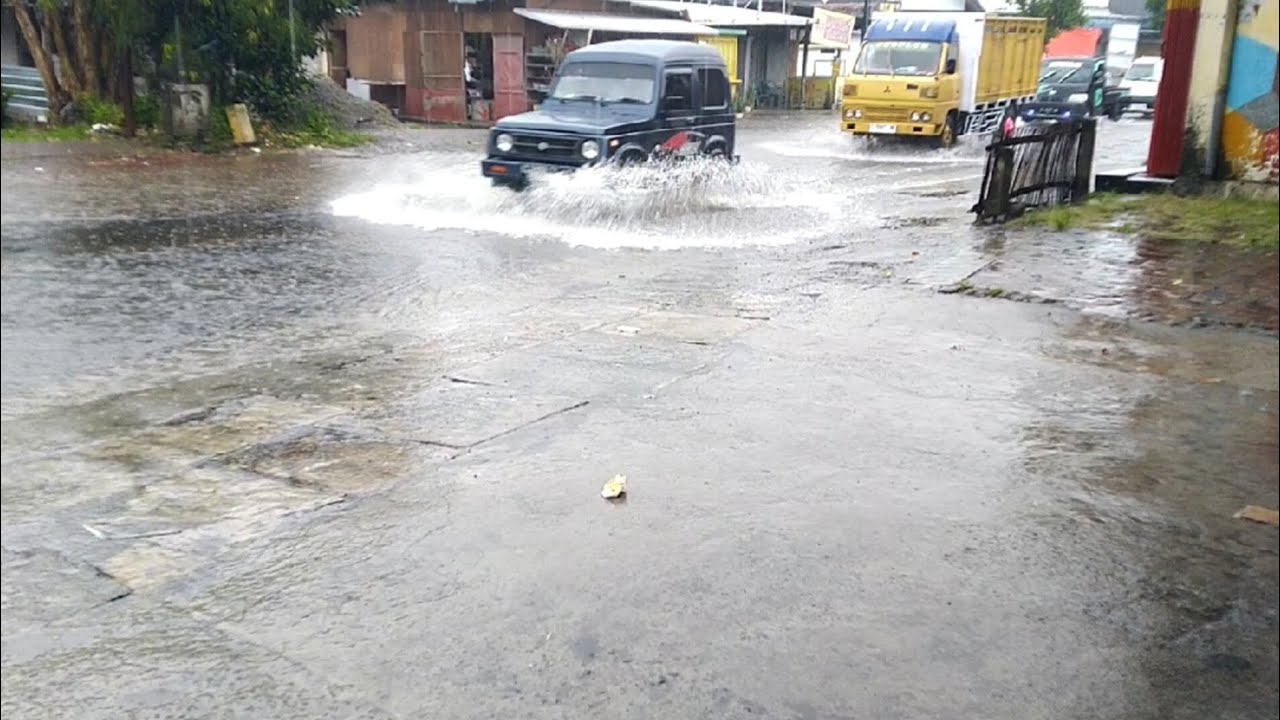 Überdachung von Fahrzeugen, die eine wasserreiche Straße befahren