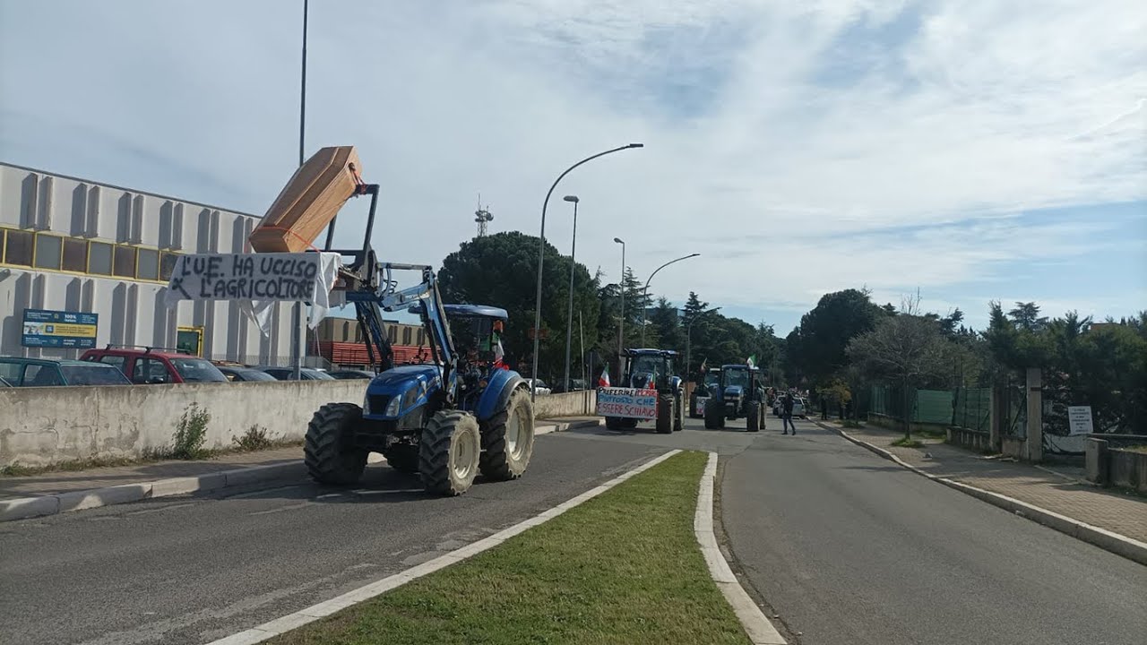 Protesta dei trattori invade Castrovillari