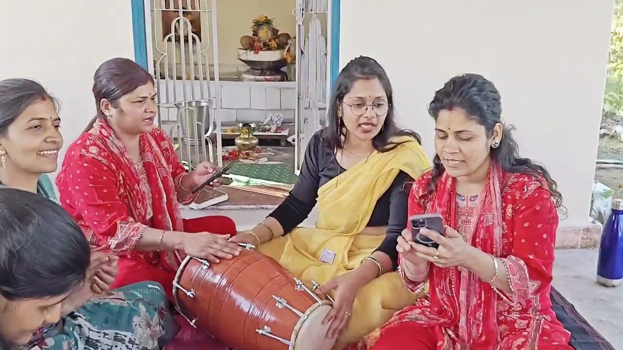ये भौजी आँगना लिपाई देया घर आई हैं भबानी.......!!