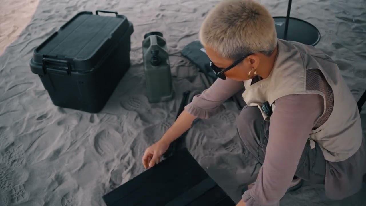 Manejando una lujosa camioneta todoterreno con equipo de Sandiario para acampar en la playa.