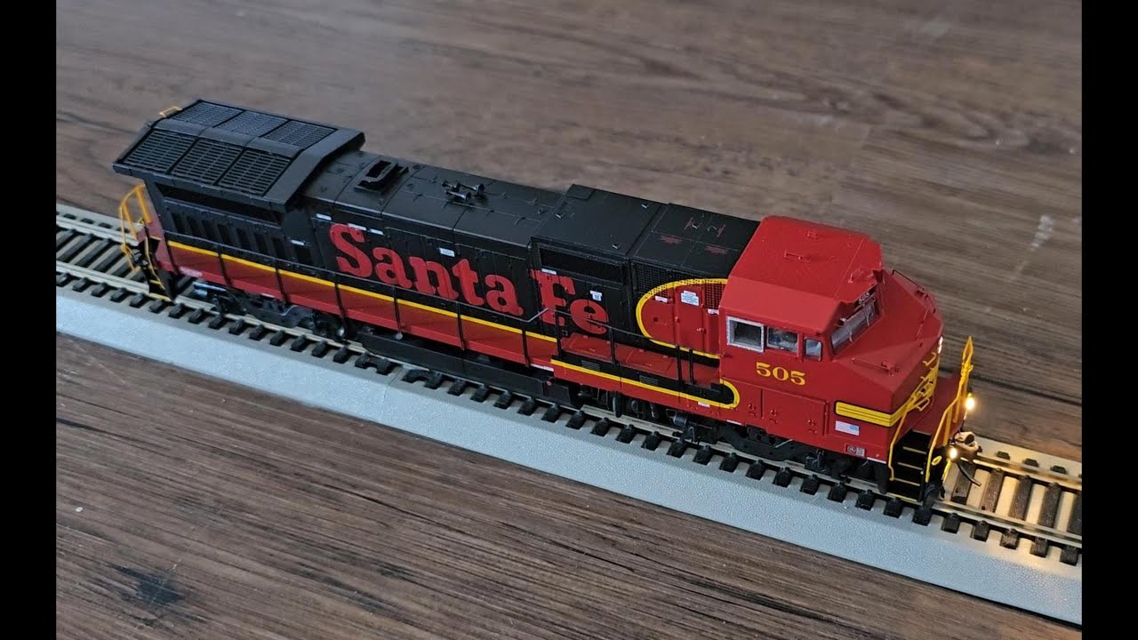 Atlas Master Line H0 GE Dash 8-40BW SF Black Bonnet Locomotive Review
