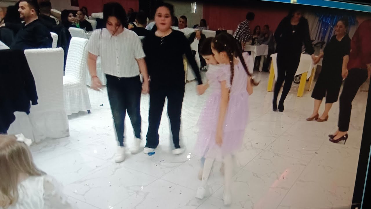 Pogledajte Kako Igraju Djevojčice Kolo Uživo Sa Slavlja Snimatelj Ramiz