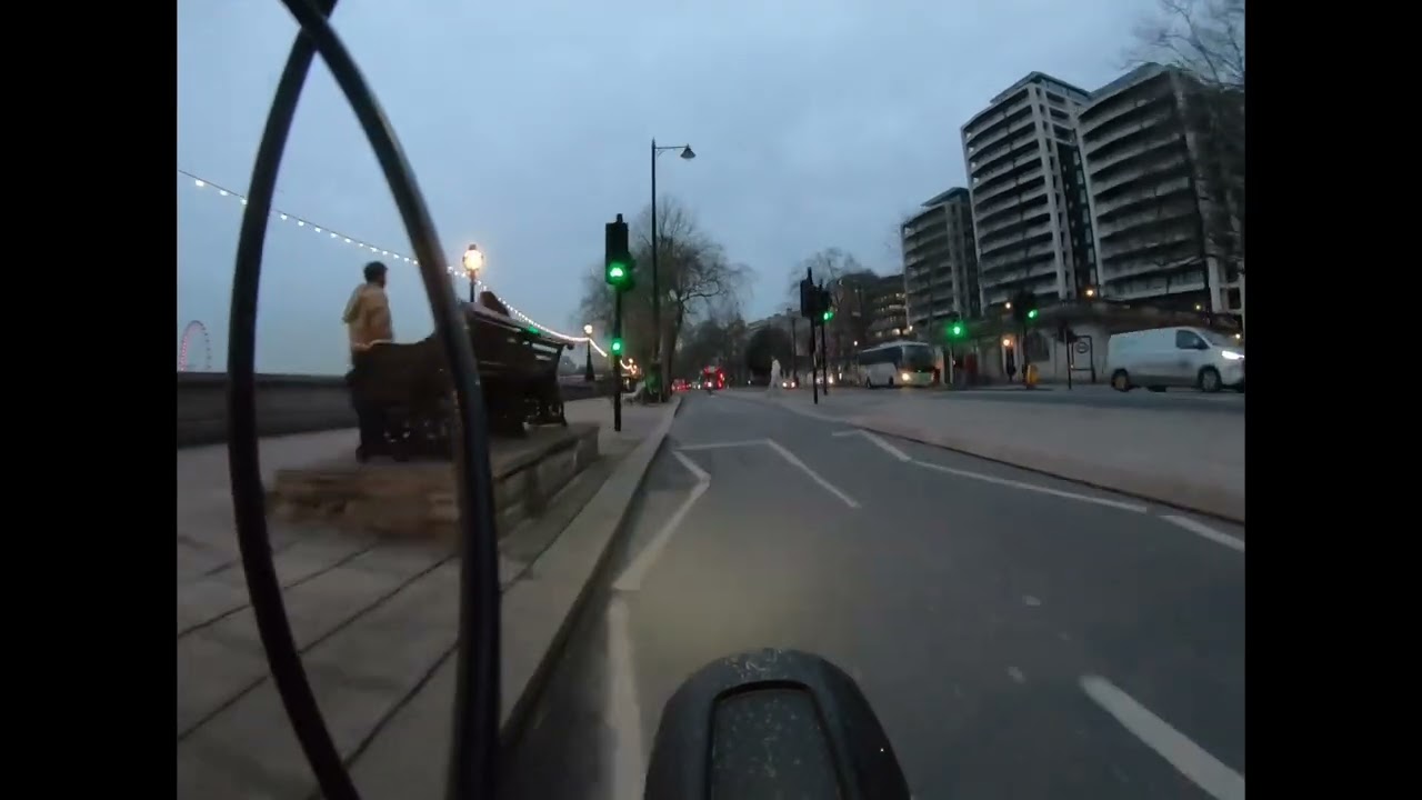 London bicycle commuting - always stay alert ‼️