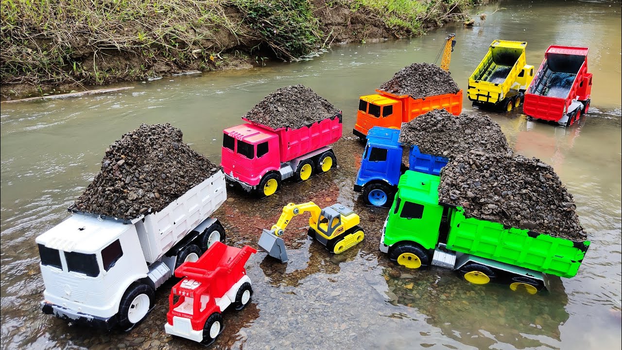 Membersihkan Truk Tronton Pasir Dan Menemukan Mobil Mobilan, Tayo, Mobil Balap, Truk Molen, Kereta