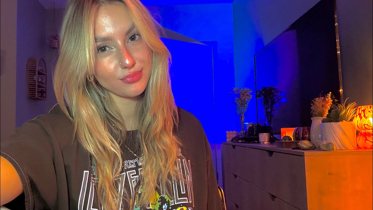 First time trying ASMR| in a mirror, tapping, scratching, tracing gum chewing💟