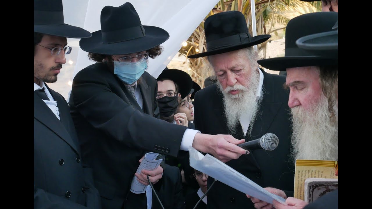 הרב אברהם יהושע סולובייצ'יק ראש ישיבת בריסק עורך תנאים כמנהג בריסק Rav Avrohom Yehoshua Soloveitchik