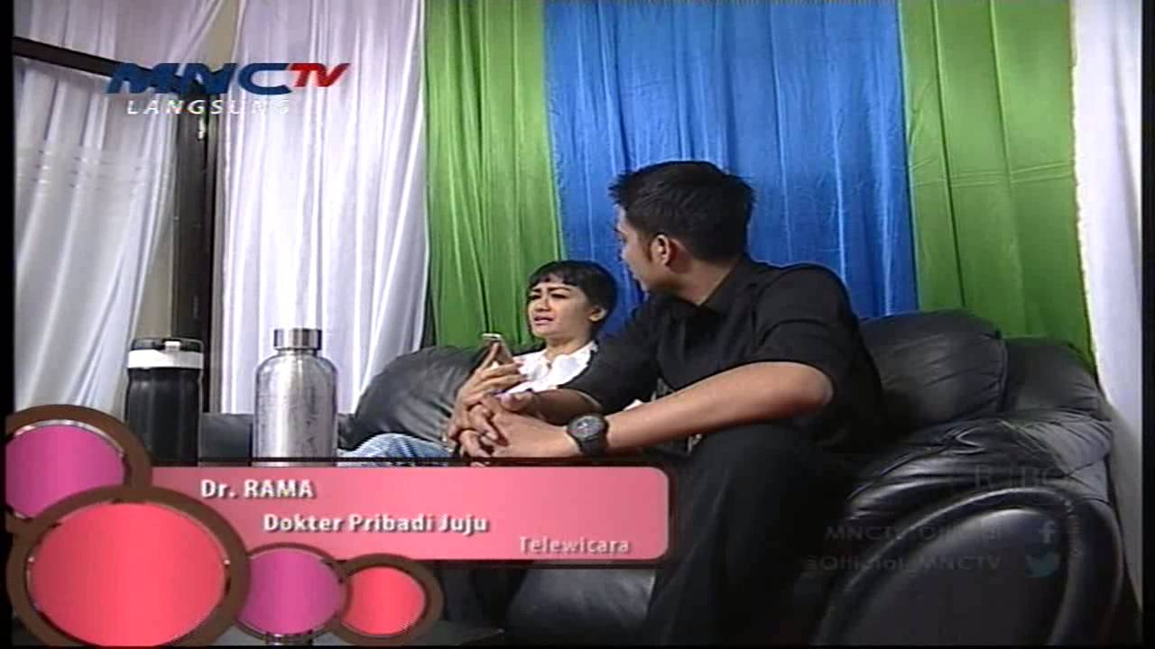 Mukhlis Nemenin Julia Perez yang Lagi Sakit - Ada Apa Dengan Juju Mumu? (4/5)