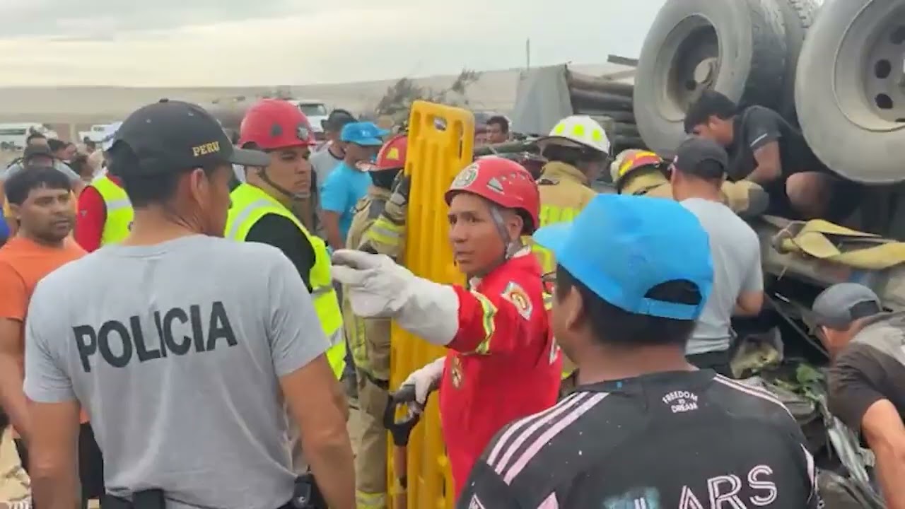 CUATRO PERSONAS MUEREN TRAS CHOQUE Y APLASTAMIENTO ENTRE UNA MINIVAN Y UN TRAILER