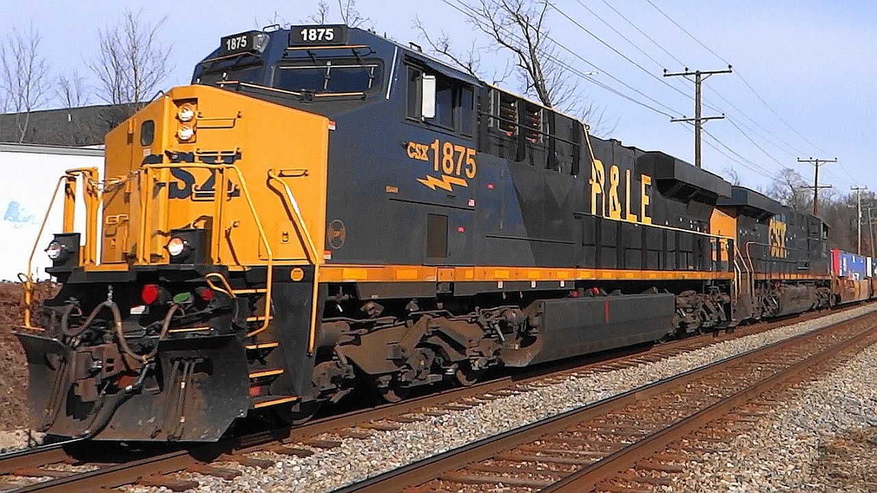 CSX P&LE Heritage Unit Leads Fast Intermodal Train
