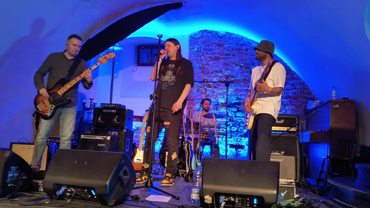 Rockowisko w Piwnicy TPS. Mariusz Zarzeczny z zespołem