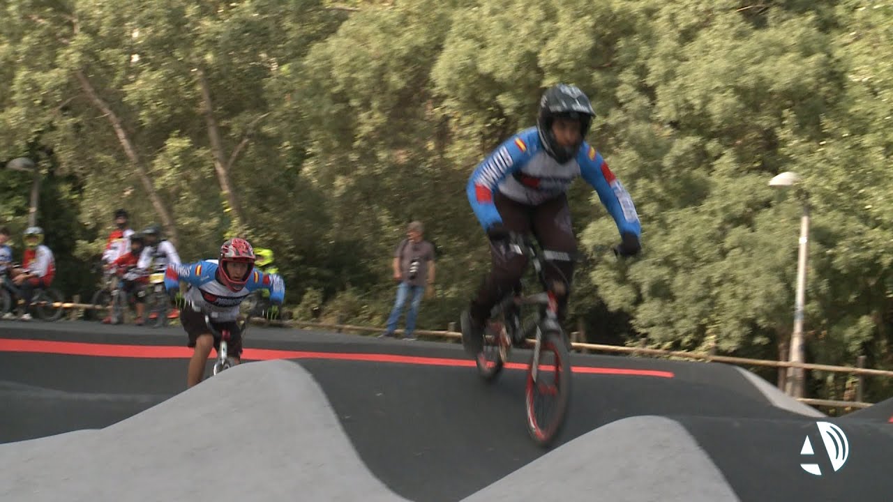 Los amantes de las acrobacias en bicicleta encuentran su sitio en el nuevo circuito de pump track