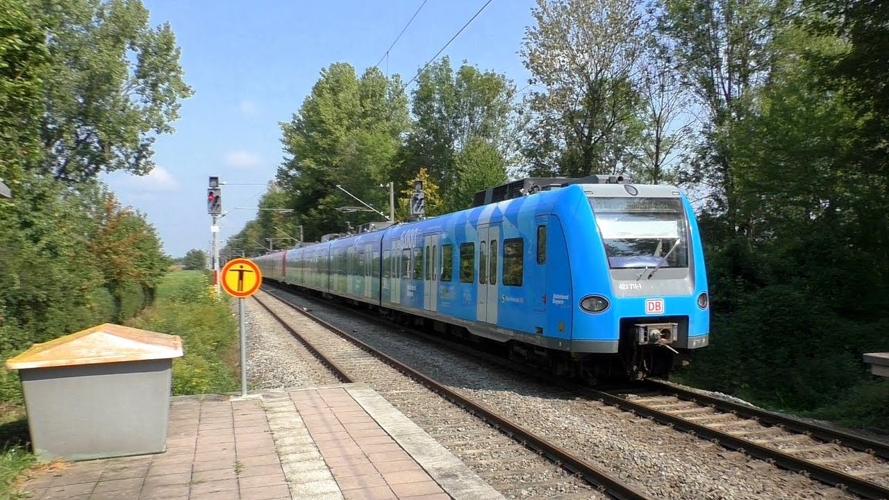Hallbergmoos mit Zügen der S1 auf der S8-Strecke • Bahnland Bayern S-Bahn • Redesign 423 • Makro