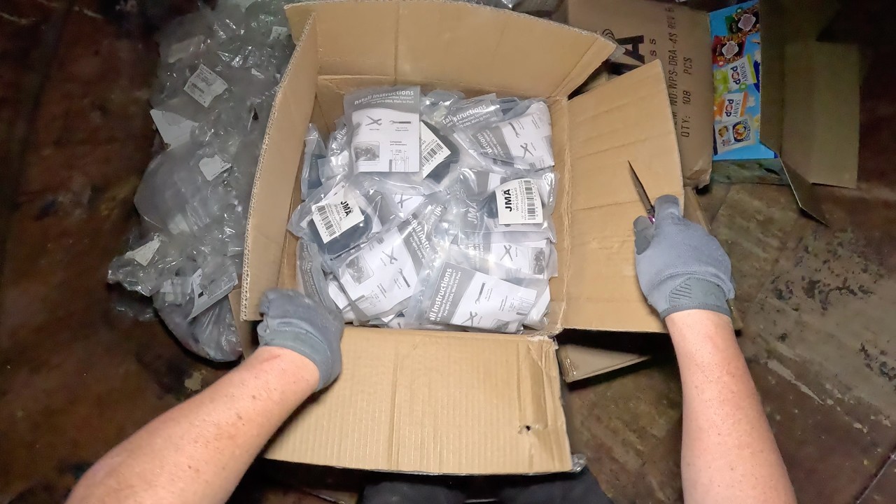 Поиск полезных ископаемых в мусорных контейнерах и на обочинах дорог 