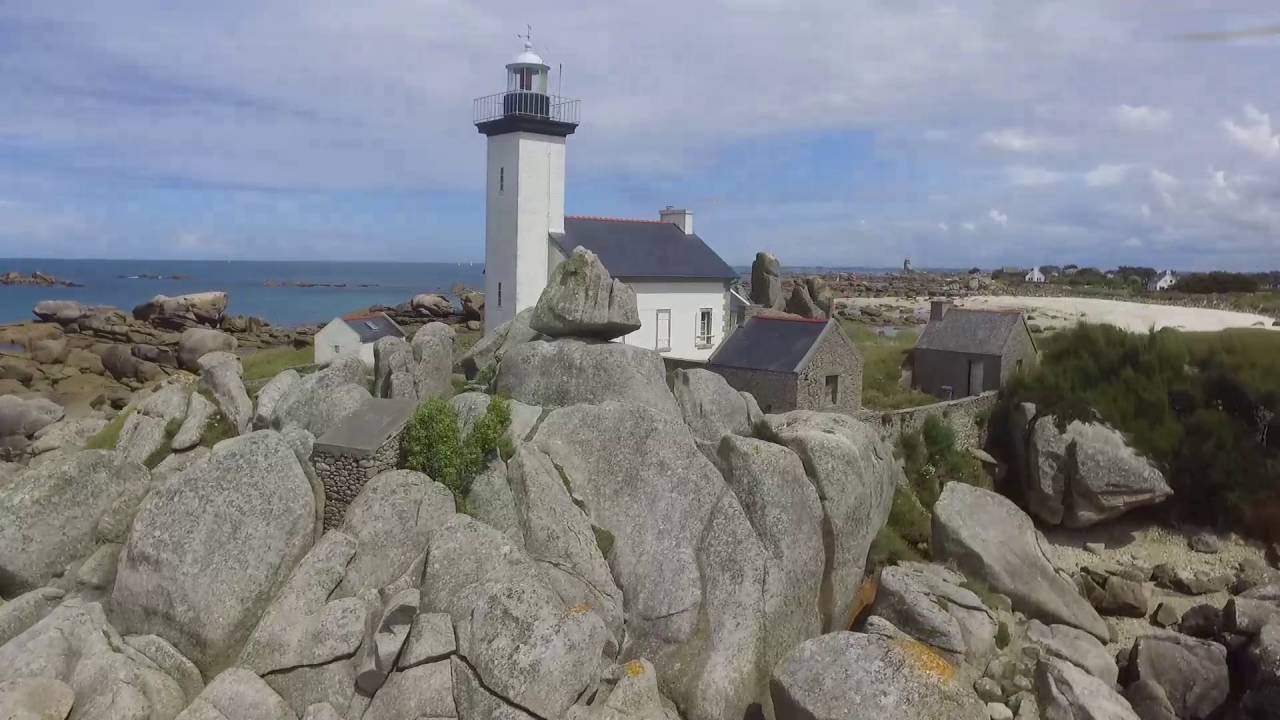 Drone en Bretagne. Kerlouan - Meneham - Phare de Pontusval