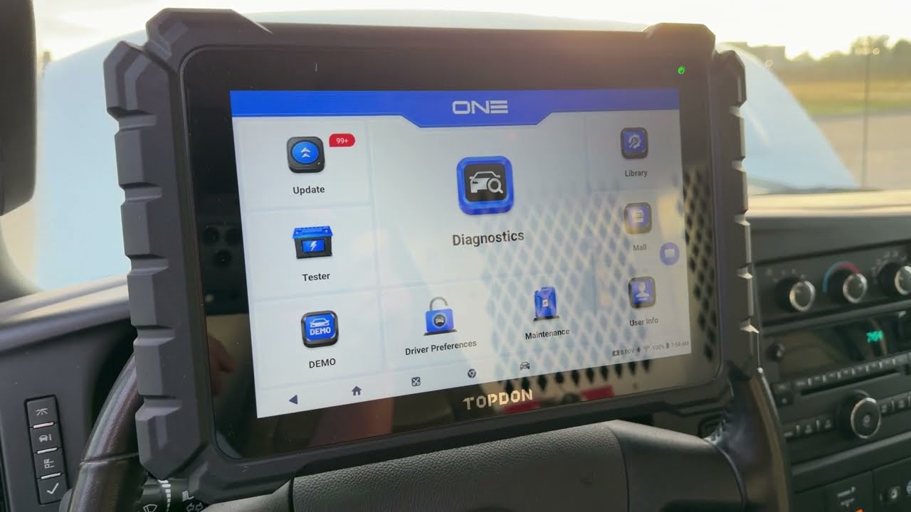 Диагностический сканер TOPDON ONE и анализатор аккумуляторов TOPDON BTMOBILE ProS используются на...