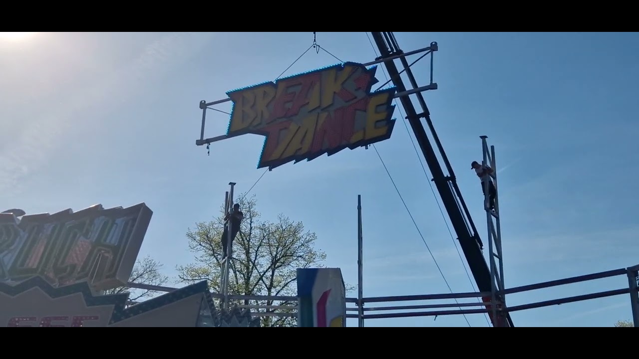 Break Dance Bruch Aufbau das Schild fliegt ein Maikirmes Emsdetten 2023