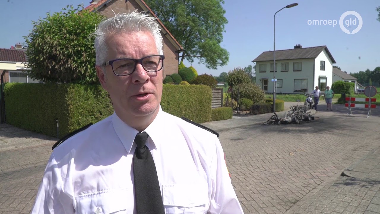 Gasfles op brandende quad explodeert en boort zich in bedrijfsbusje in Twello