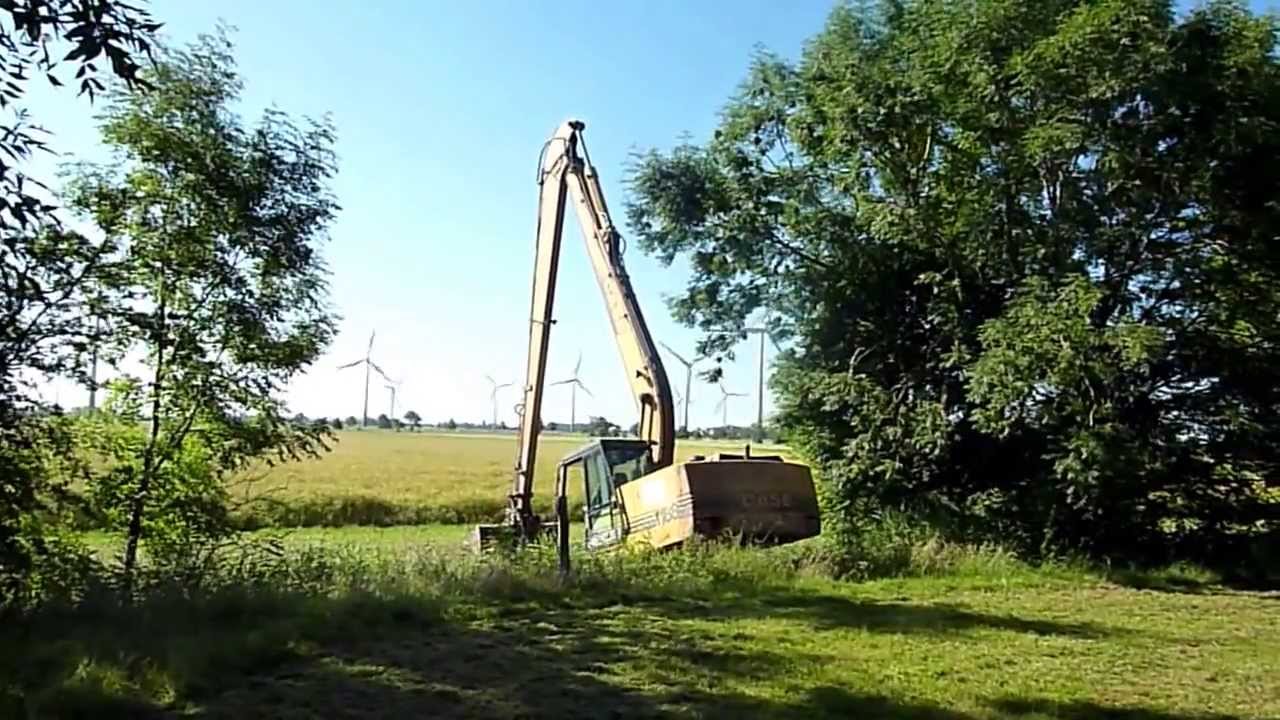 Langarmbagger f&auml;hrt &uuml;ber einen Graben
