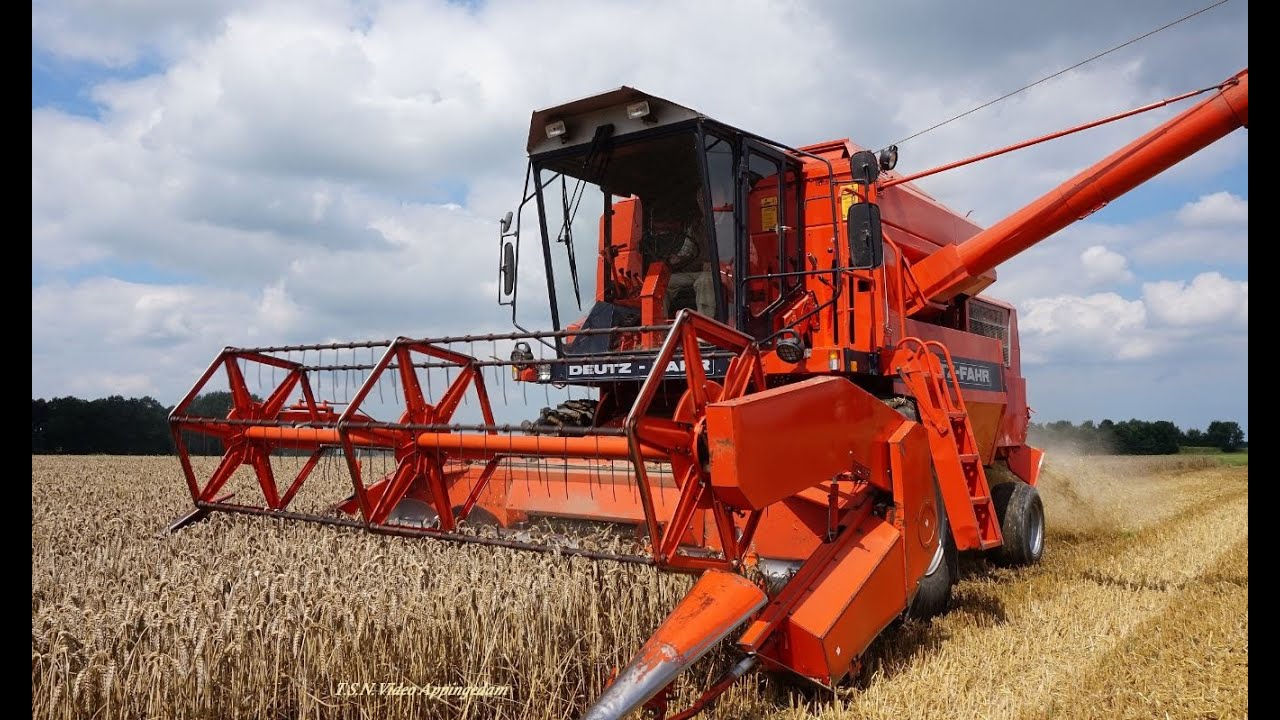 In de tarwe met: DEUTZ-FAHR M2580. Akkerbouwb. Kapper.