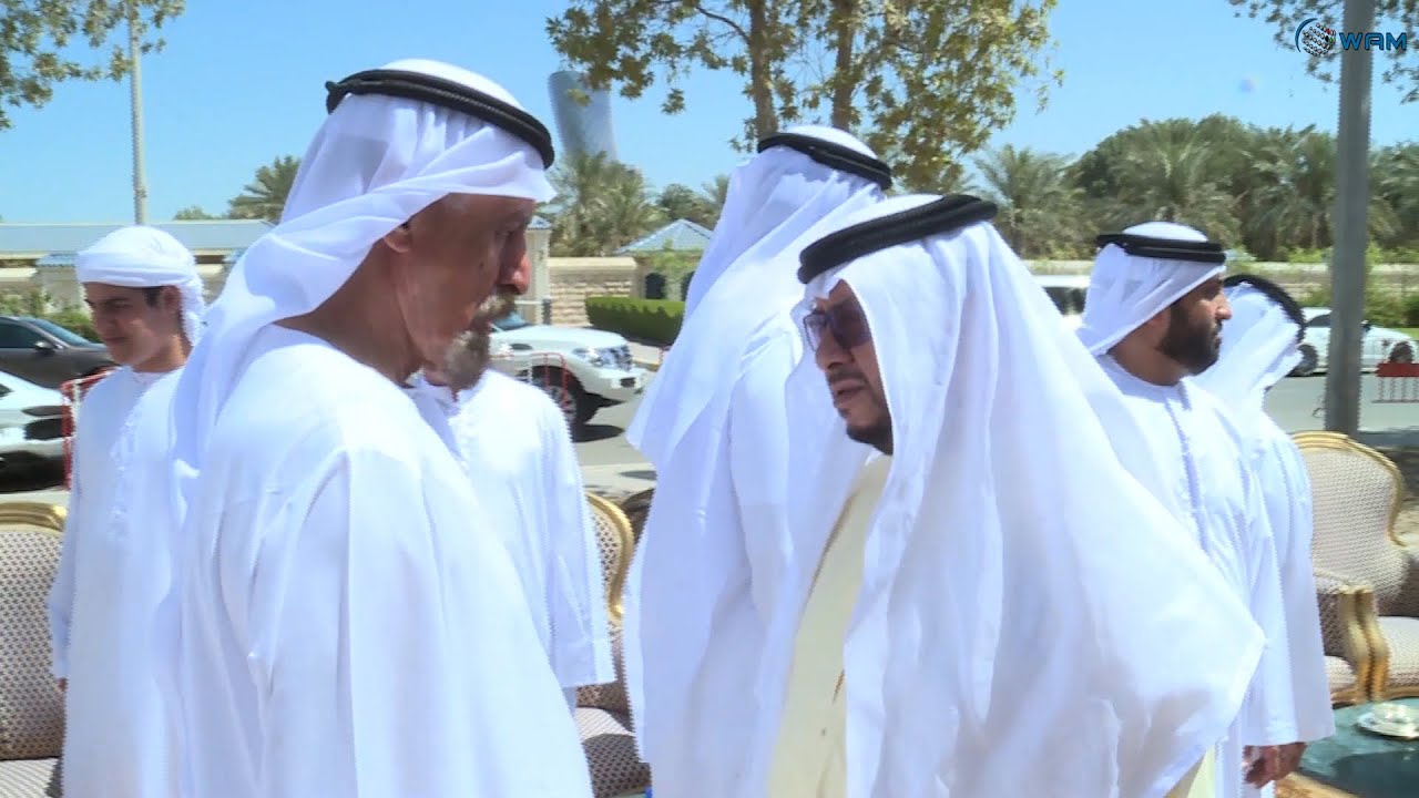 سلطان بن زايد والشيوخ ووفد عماني يعزون أحمد خليفة السويدي.