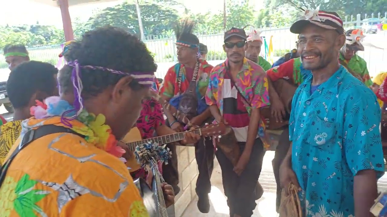 Imuagoro stringband at Kwikila market_ Dusty Bigairuka logeamu..