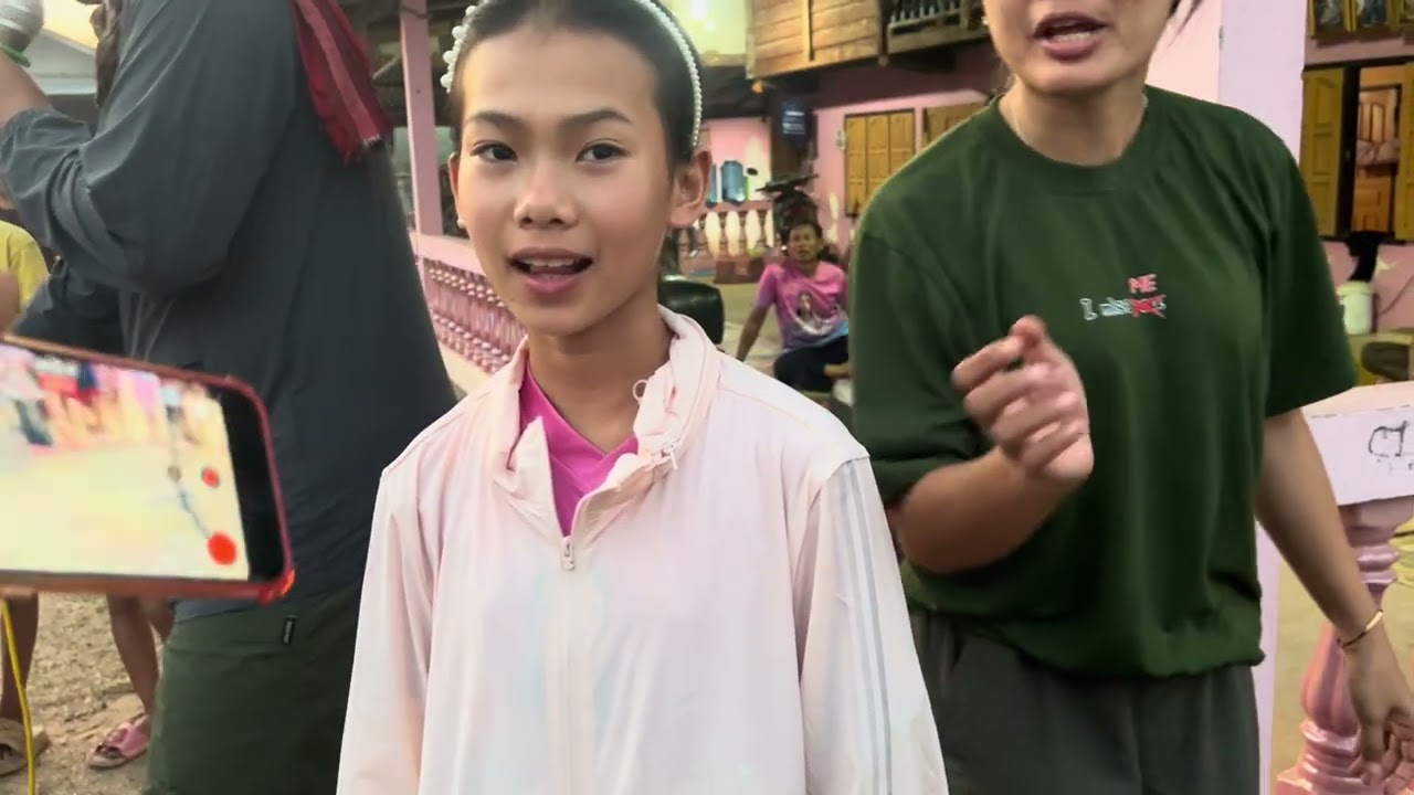 เพื่อนๆมารอธิดาลาว