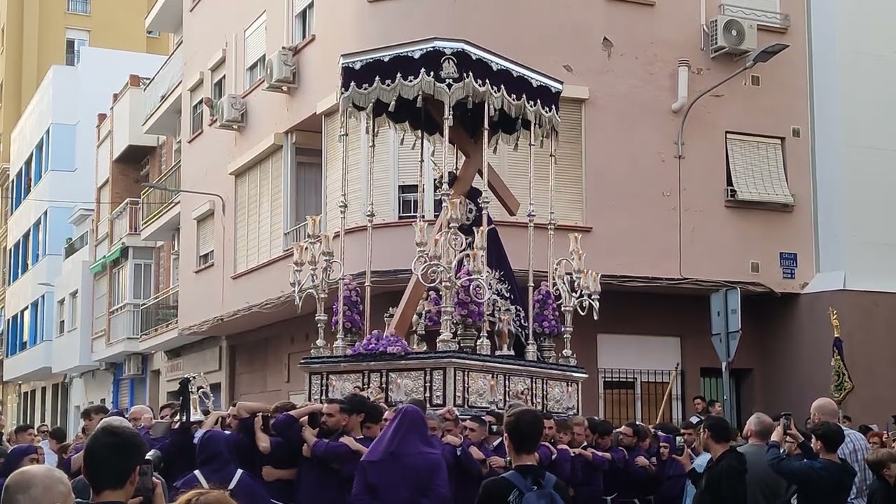 Nazareno de la Llaga en el hombro saliendo de calle Séneca, Málaga 2025.